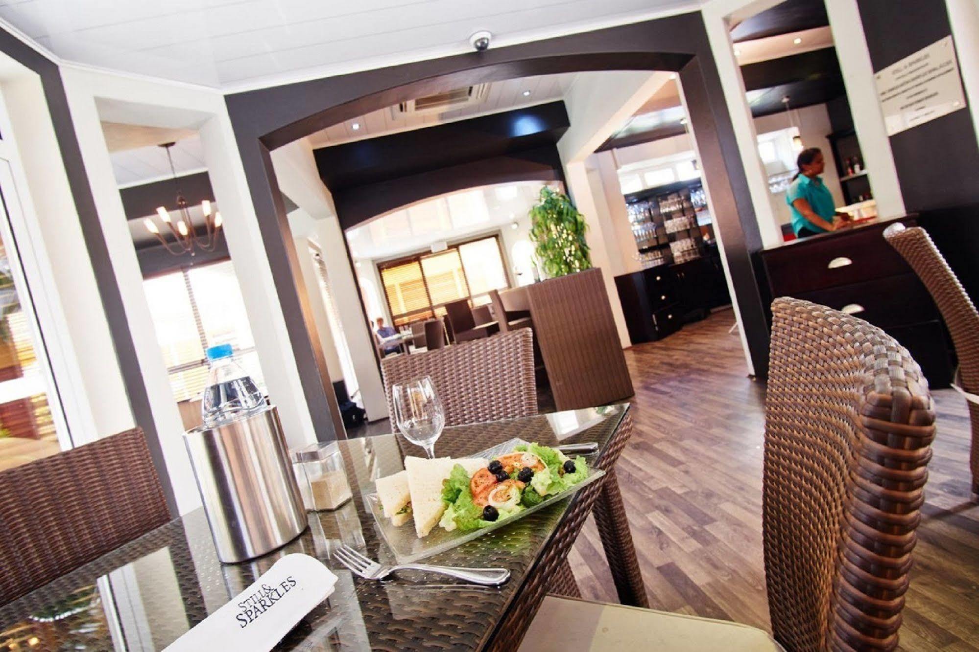 Gold Crest Hotel Катр Борн Екстериор снимка